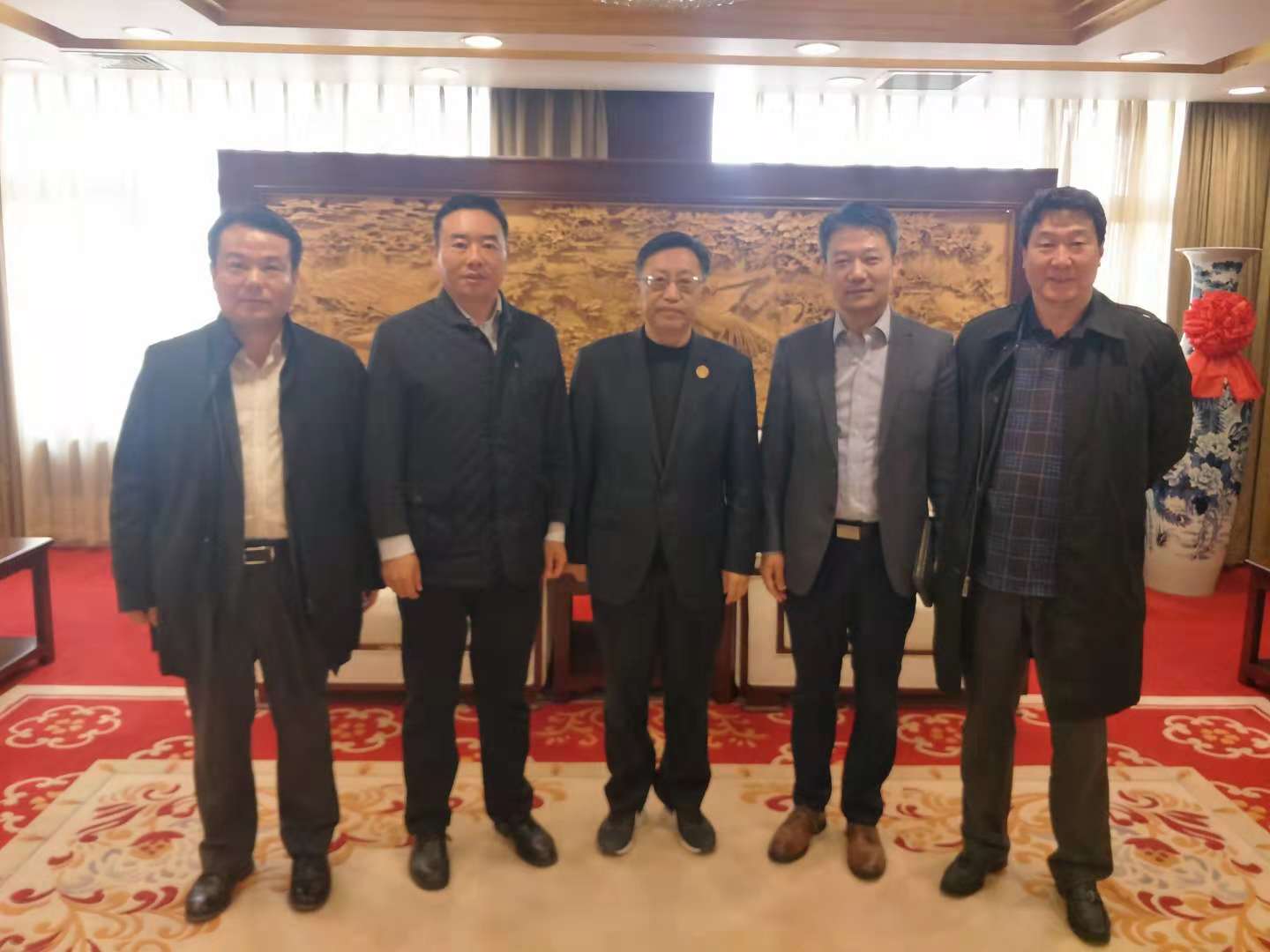 On the morning of November 8, chairman of the company Zhou Lijun attended the symposium of China gold group co., LTD