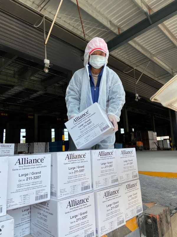 2月6日，公司董事萧辉成先生组织募集资金购买的医护用品风雨兼程运达武汉